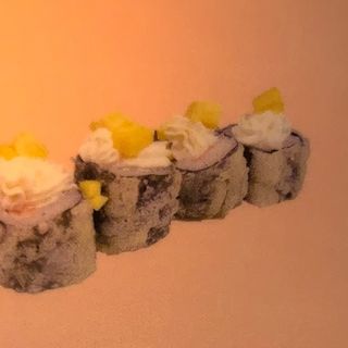  99 Maki salmón frito con mango y Philadelphia con salsa de mango (8 pzs.)