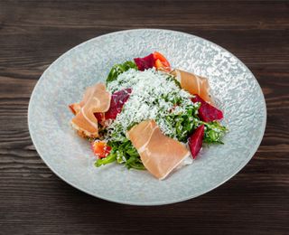 Rucola cu sfeclă afumată, prosciutto și Pecorino