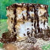 Milhoja de merengue con chocolate caliente 