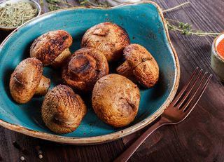 Ciuperci champignon la gratar