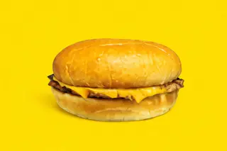 Cheese Burger + portion de frites gratuite
