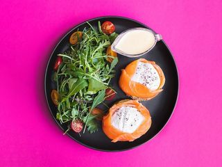 Яйце пашот з гуакамоле та лососем (320g)