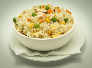 Orez cu ou si carne de pui