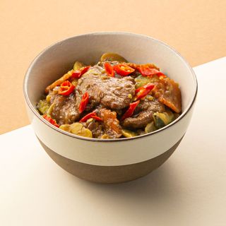 Ternera Con Salsa Picante De La Casa Y Verdura