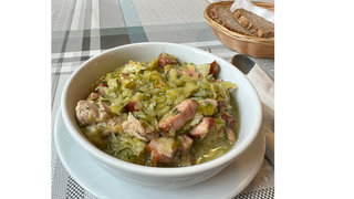 Bigos z młodej kapusty z mięsem i kiełbasą