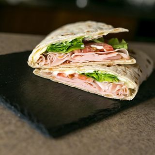 Piadina: Prosciutto cotto, mozzarella, insalata ,pomodoro.