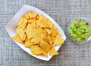 Начос с гуакамоле (300г)