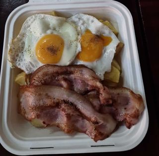 Huevos Con Beicon Y Patatas Fritas