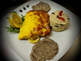 Somon in stil nepalez cu garnitura de cuscus si piure