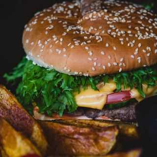 Бургер с жарен свински врат на дървени въглища