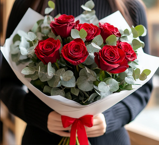 Buchet 7 trandafiri rosii si eucalipt