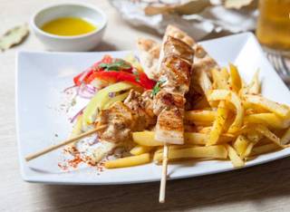 Souvlaki pui farfurie