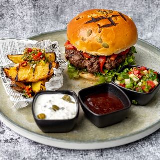 Beef burger cu cartofi copți și sosuri