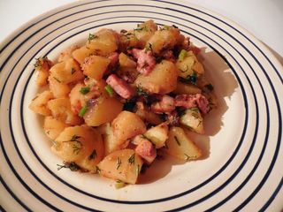 Cartofi della casa cu bacon si ceapa