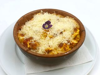 Tortellini con sugo di ragu al forno