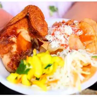 Pollo con tajadas (chuco) hondureño 