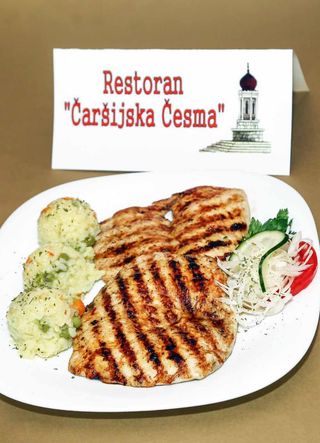 Pileći file sa prilogom