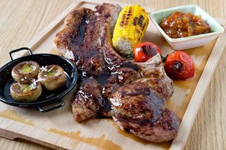 Свински мръвки върху картофено канапе