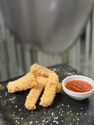 Сир Брі в клярі з Ягідним соусом (100/30г)