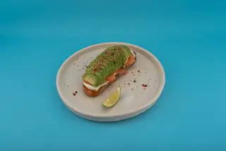 Tostada De Aguacate Y Salmon