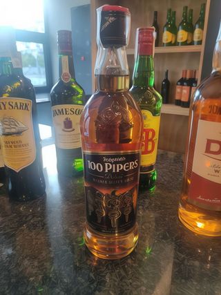 100 PIPERS DELUXE WHISKY