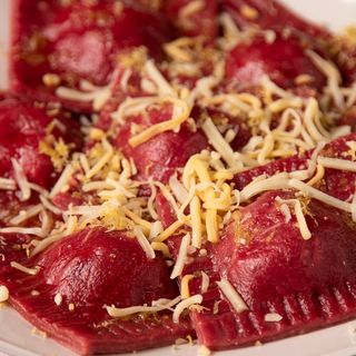 Ravioli de Remolacha,Manzana Y Nueces 
