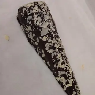 Cono De Choco Negro Relleno De Nata
