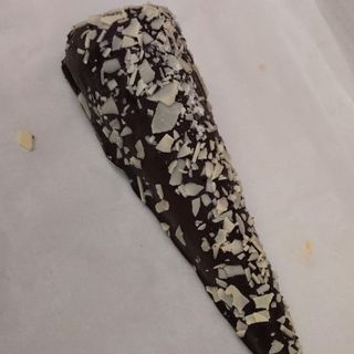 Cono De Choco Negro Relleno De Nata