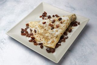 Palačinka sa šećerom, orasima i suvim grožđem