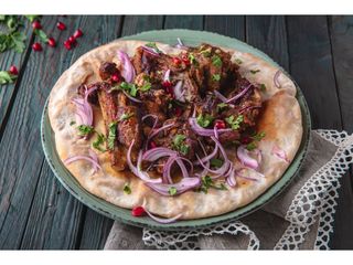 Costițe și spată de miel prăjite la tigaie sub presă