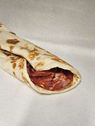 Rotolo salame piccante, fontina e rucola