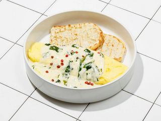 Omleta frantuzeasca cu sos de frisca si spanac