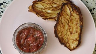 Pâté z wątróbek drobiowych, smażony croissant, konfitura z rabarbaru
