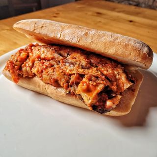 Panino con parmigiana di melanzane