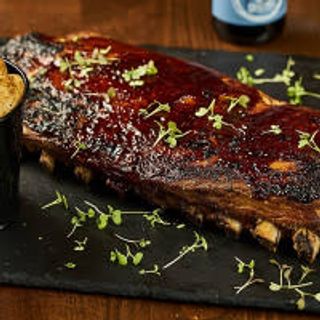 Coaste de porc cu sos bbq și cartofi steakhouse