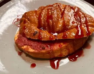 Croissant com doce de morango