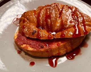 Croissant com doce de morango