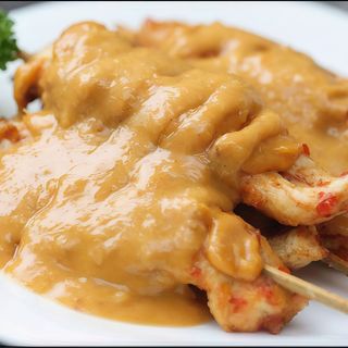 67. Pincho De Pollo Con Salsa De Cacahuete