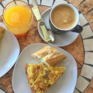 Desayuno saladito + zumo natural + tortilla