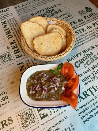 Salată de vinete cu pâine prajită 