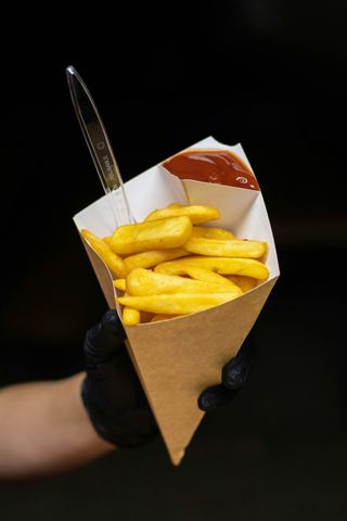 4. Frytki Średnie 300g + 1 sos