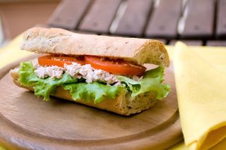 Panino con tonno e pomodoro