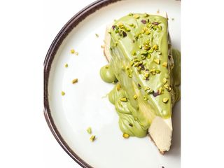 Sernik z ricottą z mleka bawolego i pistacjami