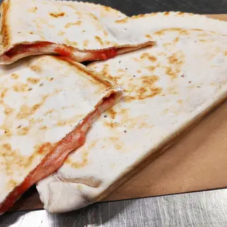Cassone pomodoro e mozzarella