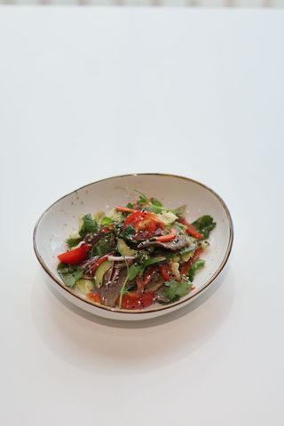 Салат с говядиной и овощами 