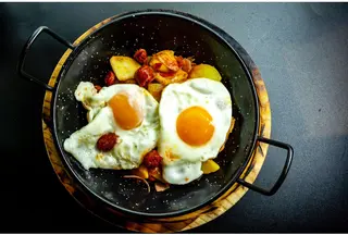 Huevos Rotos Con Chistorra Y Jamón Serrano