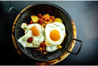 Huevos Rotos Con Chistorra Y Jamón Serrano