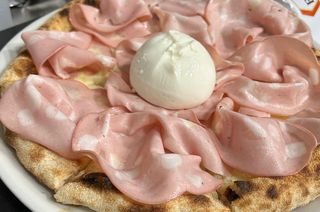 Pizza Especial Mortadela Y Pistacho (30 Cm.)