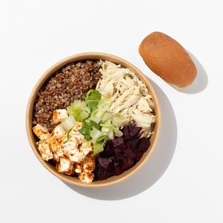 Բոուլ շոգեխաշված հավով, բազուկով և ֆետա պանրով