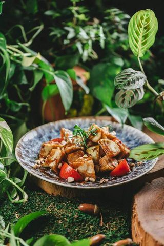 Салат с хрустящими баклажанами, томатами и жареным арахисом